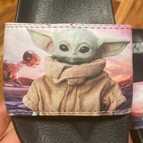 Boy’s Size 6/7 Grogu Star Wars Slides - Picture 2 of 5